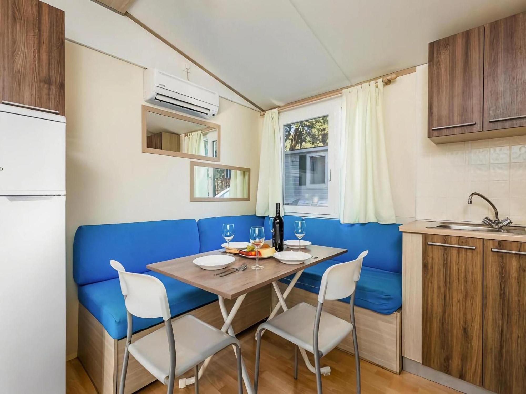 Mobile Homes Mediteran In Caravan Park Strasko, Новалья Экстерьер фото